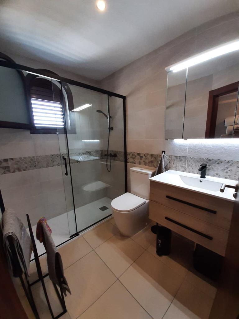 Modern bathroom design with black frame screen in Albir