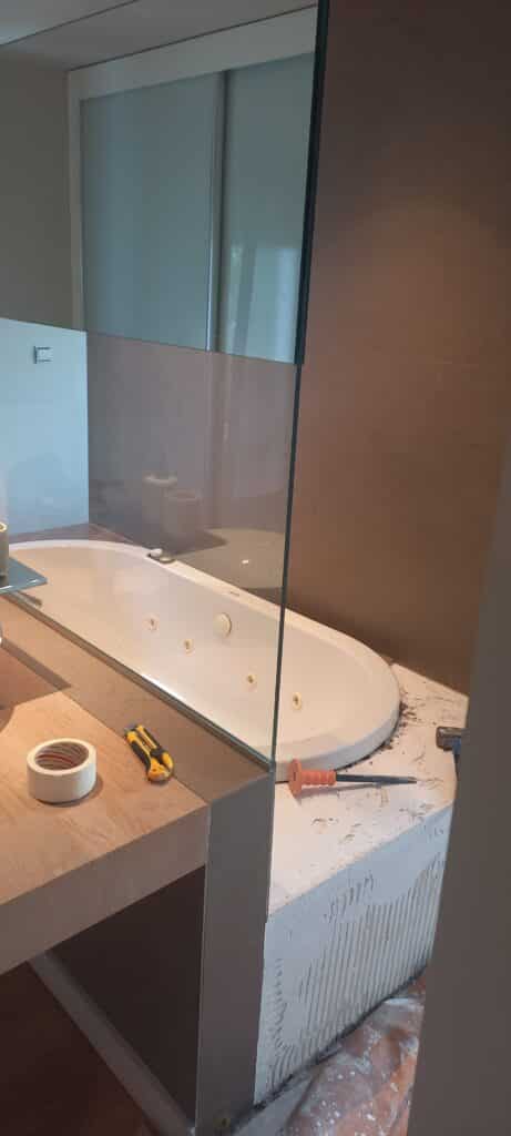 Installation of a bathtub with a glass screen divider